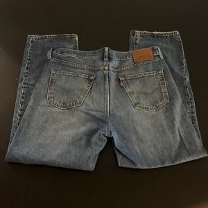 Levis 568 - Fina Levis jeans i storlek W34/L32, byxorna är i väldigt bra skick, hör av er vid funderingar.