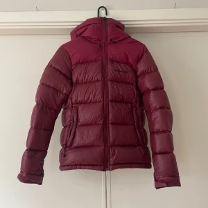 Peak performance dunjacka  - Säljer en vinröd dunjacka från peak performance varm och tjock modell kom med frågor om någon fundering!