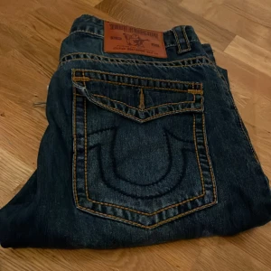True religion jeans 2 - Feta blå trues, nästan oanvända av mig, lite slitna längst ner, skriv för exakta mått å pris kan diskuteras 
