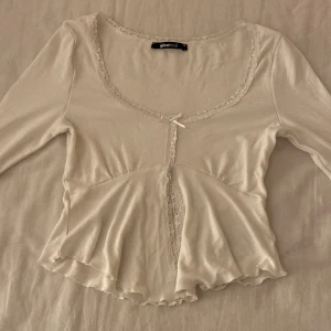 Gina tröja - Säljer min Gina tröja som är öppen på magen för 200 kr. Pris kan ändras. Skulle säga att det är en magtröja med urringning. 😊