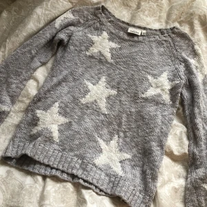 Stickad stjärntröja - Fint skick den är i storlek 146/152 passar xxs 