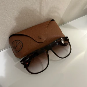 Rayban boyfriend  - Säljer mina trendiga rayban boyfriend solglasögon 🕶️⚡️ De är i bra skick bara lite allmänt slitage-  Nypris - 1500:- Mitt pris - 700:- Skriv om du har några funderingar⚡️☀️🙏