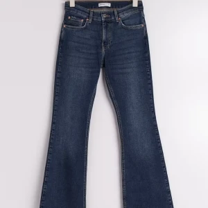 Bootcut jeams - Jättefina mörkblå bootcut jeans från Gina Tricot 💞i storlek 32. Just nu slutsålda. Använd fåtal gånger och är i väldigt fint skick. Köpt för 500kr⭐️