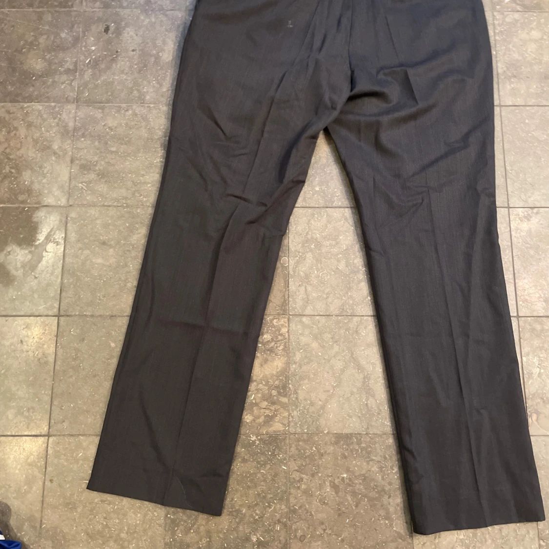 Grå kostymbyxor i ull - 90