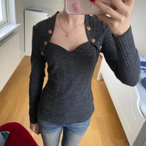 Grå topp - Säljer denna unika gråa topp/blus! Jättefin både till fester och till vardags🤗 Köpt i en butik i Italien, finns inte att köpa nån annan stans 💕Inga defekter, nyskick. Storlek S.  