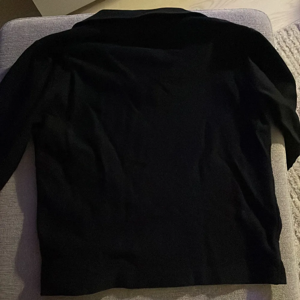 Jag säljer min svarta halfzip från topman för att den är för liten. Storlek XS. (Inga defekter på tröjan). Hoodies.