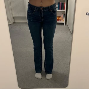 Mörkblåa jeans - Jag säljer dessa mörkblåa low waist jeans från BERSHKA då de aldrig kommer till användning. Säljs i fint skick.