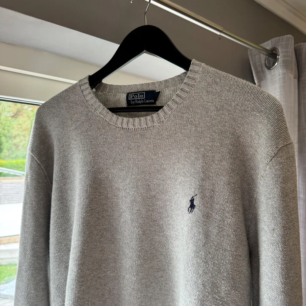 Väldigt snygg stickad Ralph lauren sweatshirt perfekt till vinter. Stickat.