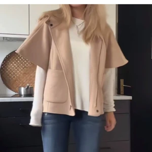 Poncho från zara  - Så fin höstjacka från zara. En poncho med luva och dragkedja. Super bra skick. Barnstorlek men skulle säga att den passar XS/S