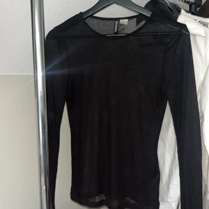 Mesh topp  - Skitsnygg långärmad mesh topp ifrån hm, helt ny utan lapp!