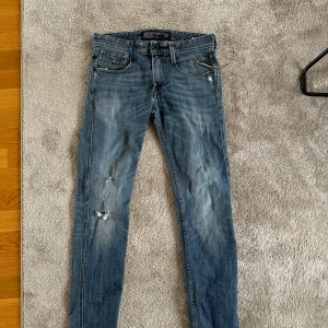 Replay anbass  - Feta Replay anbass i fint skick, storlek 28/32🤩 