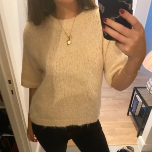 Trekvartsärmad tröja - Jättefin trekvartsärmad tröja aldrig använd❤️