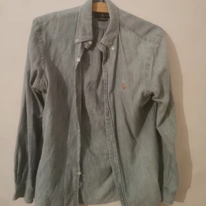 Ralph lauren skjorta - Ralph lauren skjorta (jeans). Fint skick. Är du inte för stor kan du som har medium även ha på dig denna. 