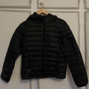 Jacka - Vanlig svart  jacka, kan användas under , inget tecken på användning . Ena fickans zipper går inte att stänga men kan fixas enkelt