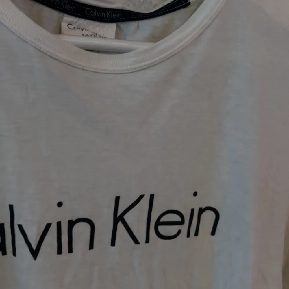 Säljer nu denna Calvin klein t shirt då den sällan har använts, den är Strl S men sitter bra som M också, använd några fåtal ggr men inget som märks, köpt i butik för 599. T-shirts.