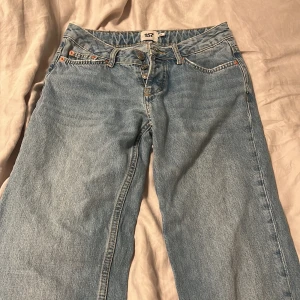 Jeans ”Icon” från lager 157 - Ljusblå jeans från lager 157 i modellen ”Icon”. Jeansen har raka ben. Den är lite för lång för mig som är 154. Inga hål eller fläckar m.m