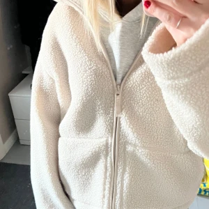 Teddy jacka - Helt ny med lappar! Priset kan diskuteras. Liten i storlek 