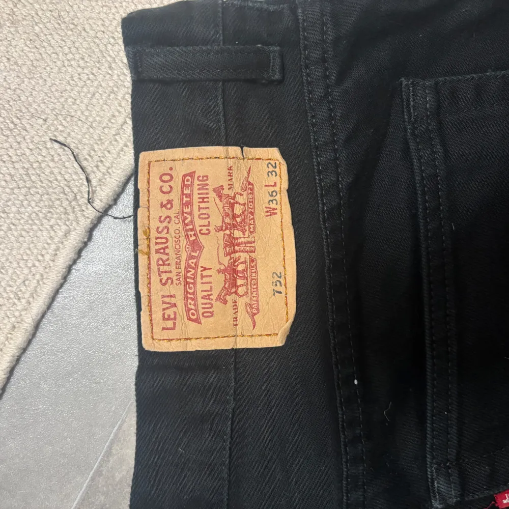 Tjena säljer nu mina Levis jeans. Det är ett par 752 som är i ganska bra skick. Skriv för frågor😃. Jeans & Byxor.