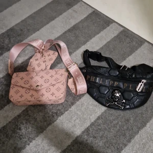 Märkes väskor - Säljer två väskor som inte andvänds längre båda går för 250 om det inte är bra kan ni komma med bud.