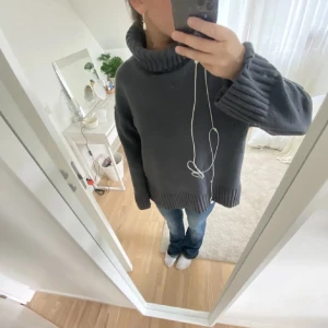 Polotröja  - Grå polotröja från hm, jättefint skick💓💓 perfekt nu till hösten 