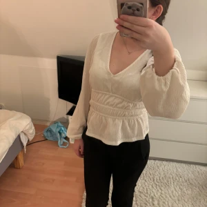 Blus - Strl xs och passar även s, ny skick använd 1 gång