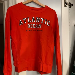 Röd crewneck - Har en liten fläck som troligtvis går att få bort med rätt medel 