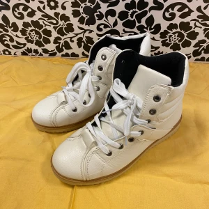 Vit Varmfodrad vinterstövlar  - Stlk kvar 40,41,43 och 44  Tjock fleece inuti, rekommenderar val 2 stlk stora som är vanligt i storlek  Till exempel stlk 40 passar som är vanligt 38 i stlk 