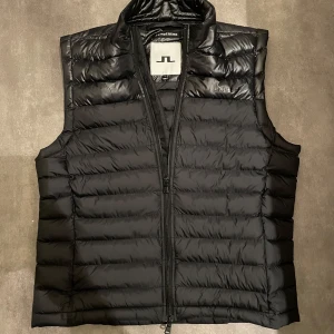 J.Lindeberg väst  - ✨Säjer nu denna efterfrågade J.Lindeberg västen i nyskick, storlek L men sitter som M. Finns inga defekter, som NY!! Hör av er vid frågor🔥✨