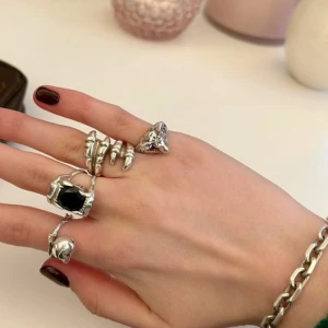 Maria Nilsdotter ring!! - Säljer denna sjukt snygga ring från Maria Nilsdotter! Äkthetsbevis och kvitto finns och delas efter köpet🥰 toppen skick!! Nypris 4800kr! (JUSTERBAR STORLEK 16,9-18,5)