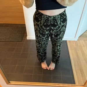 Blommiga byxor - Supersköna byxor från Odd Molly med blommigt mönster. Älskar dessa byxor men de har tyvärr aldrig kommit till användning. Finns dragkedja och knapp i sidan. Storlek 1, motsvarar S/36