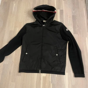 Moncler hybrid cardigan - Storlek L Cond 8/10 Utgångspris: 3699 kr (pris går att diskutera)  Kom pm för mer info och bilder!