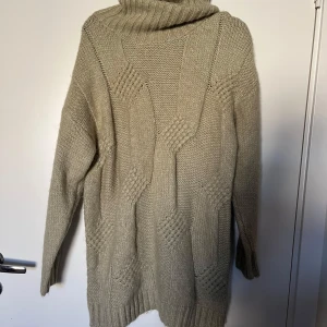 Stickad polotröja - Mysig lång stickad tröja med hög polo. Inte alls stickig i materialet och i färg av vacker matcha Oanvänd