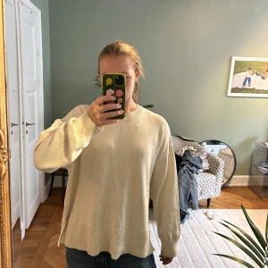 Stickad tröja  - Beige stickad tröja från zara