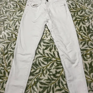 Vita jeans från Zara - Vita jeans från Zara De är inte så stretchiga  Storlek M men kan passa som S Använd få gånger