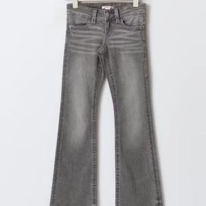 Gråa Ginatricot jeans  - De är oanvända eftersom dom är för stora i längden. Det är storlek 164-170. Pris kan diskuteras