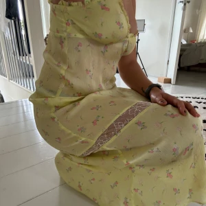Gul maxi klänning med spets och blommor - Rätt så genomskinlig så bäst att ha beiga trosor, jag har svarta så att man kan se att den är genomskinlig, men med beiga syns det inte alls. Så skönt och tunnt material 
