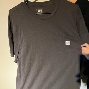 T-shirt  - Brun/svart t-shirt i storlek S ifrån Lee, oanvänd mycket bra skick