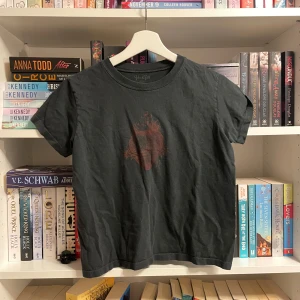 Topp - Fin t-shirt/topp från brandy Melville som inte kommer till användning. Toppen är endast använd ett fåtal gånger, men behövs strykas🤍