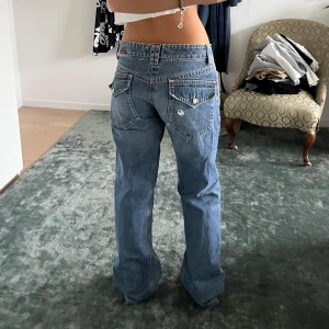 Ascoola Roxy jeans!! - Säljer dessa as coola Roxy jeansen i super fint skick!💗 inga defekter alls, straight och baggy modell. Sista bilden är ett sätt att ha dem jag tycker är fint för att insidan är snygg! Midjemått 38cm Innerbenslängd 78cm 