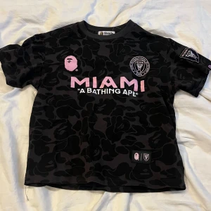 Bape miami tröja - Bra skick använt några gånger bara inga fel, pris kan diskuteras