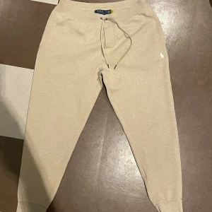 Ralph Lauren Byxor - Mjukis Byxor av Ralph Lauren, Storlek M, Mycket bra skick utan defekter