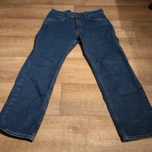 MC Gordon Blue Jeans - Mycket bra skick. Använt ett fåtal gånger. Mycket bekväma. Ganska så töjbart material. 