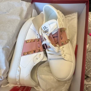 Helt nya valentino garavani skor. Högst bud! Nypris: 8900  - Storlek: 38 helt nya. Fick 2 likadana skor på födelsedag. 14 dagars öppetkött har gått ut. Skriv privat om ni vill ha fler bilder. H