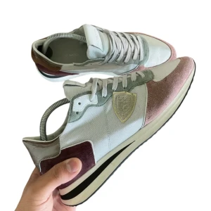 philippe model skor  - Säljer dessa riktigt snygga philippe model skorna perfekt till dig som söker en bra allsidig sko nu för vintern och hösten med en lite högre sula. Vid frågor och funderingar skriv gärna!