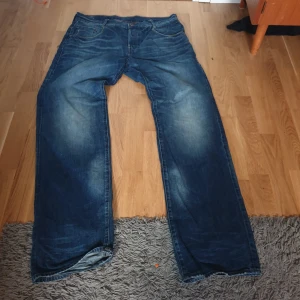 G-star jeans - Coola baggy gstar jeans. 50 cm i midjan. 120 cm ytterbenslängd