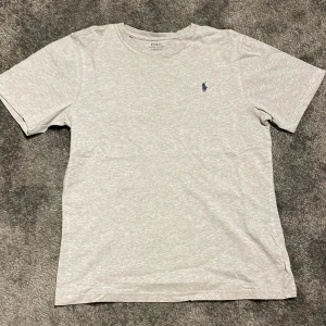  Ralph Lauren t shirt -  Säljer min Ralph Lauren t-shirt då den är för liten. den har inga skador eller tecken på användning. Köpt för 600kr. Passar folk mellan 14 till 16 år(160-170cm)