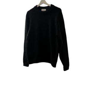 Blå stickad tröja - Säljer en klassisk blå stickad tröja som är perfekt för kyliga dagar. Tröjan har en enkel design med långa ärmar och rund hals. Den är både stilren och bekväm. Passar s/m