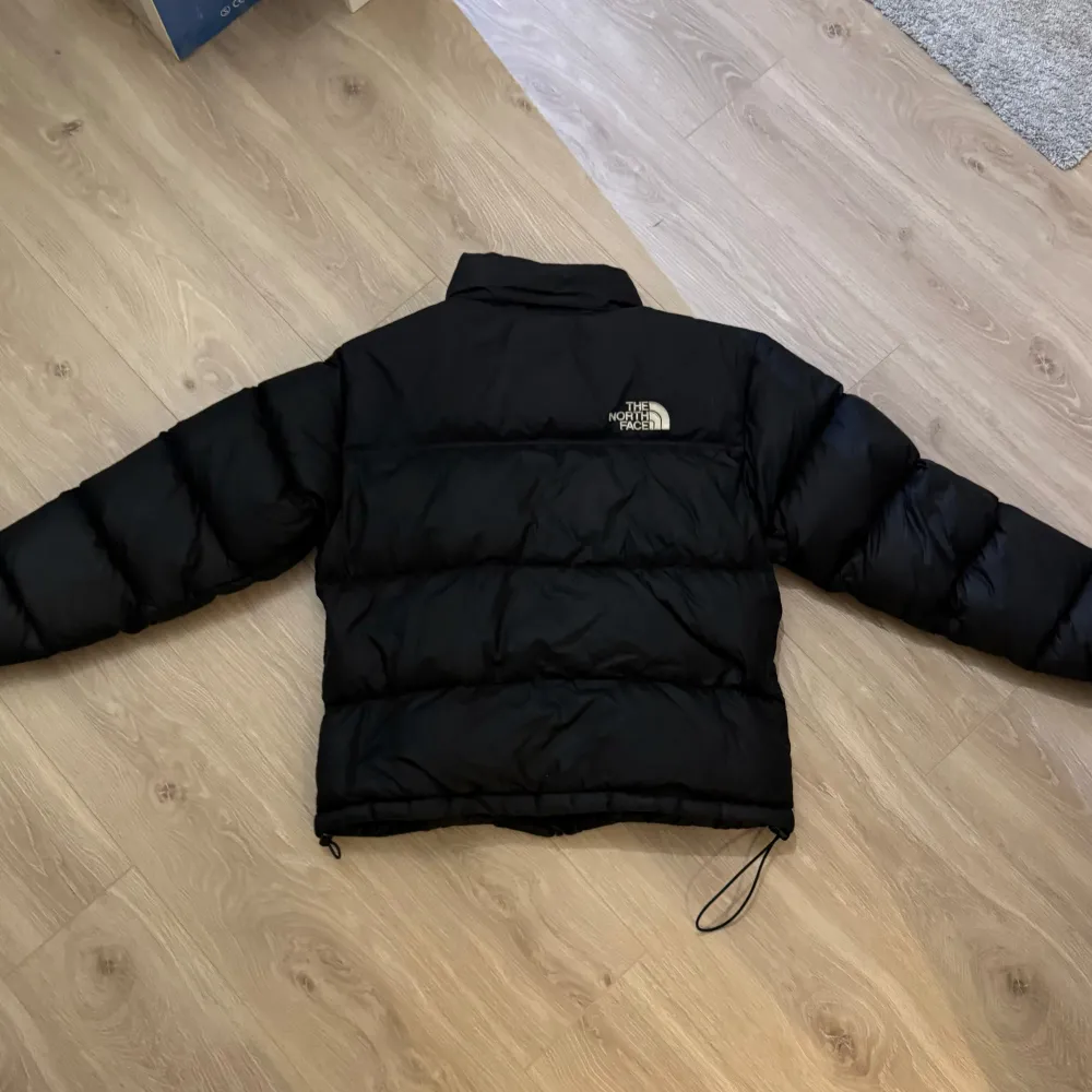 North Face Puffer Jacket i storlek M, bra skick (9/10). Säljer pga blivit för liten för mig. Nypris ca 4000 :- säljer för 2200 :-. Jackor.