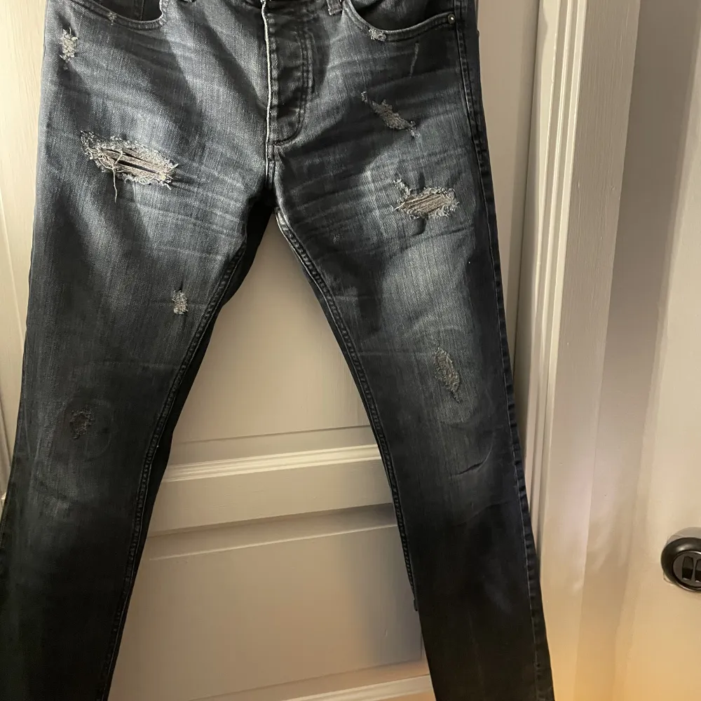 ÄNTLIGEN, enligt mig den fetaste jeansen från Jack and Jones. Sjukt sällsynta ! Skicket är 10/10✅ Färgen är mörkblå med en fade och storleken och modellen är slim fit, 32/32. Bara att höra av sig vid frågor ✅. Jeans & Byxor.