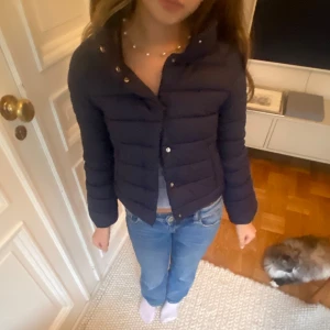 HERNO liknande jacka!! - Jättefin HERNO liknande jacka!! Marinblå i färgen, nästan aldrig använt!! Super bra skick, använd gärna ”KÖP” funktionen!! 💞